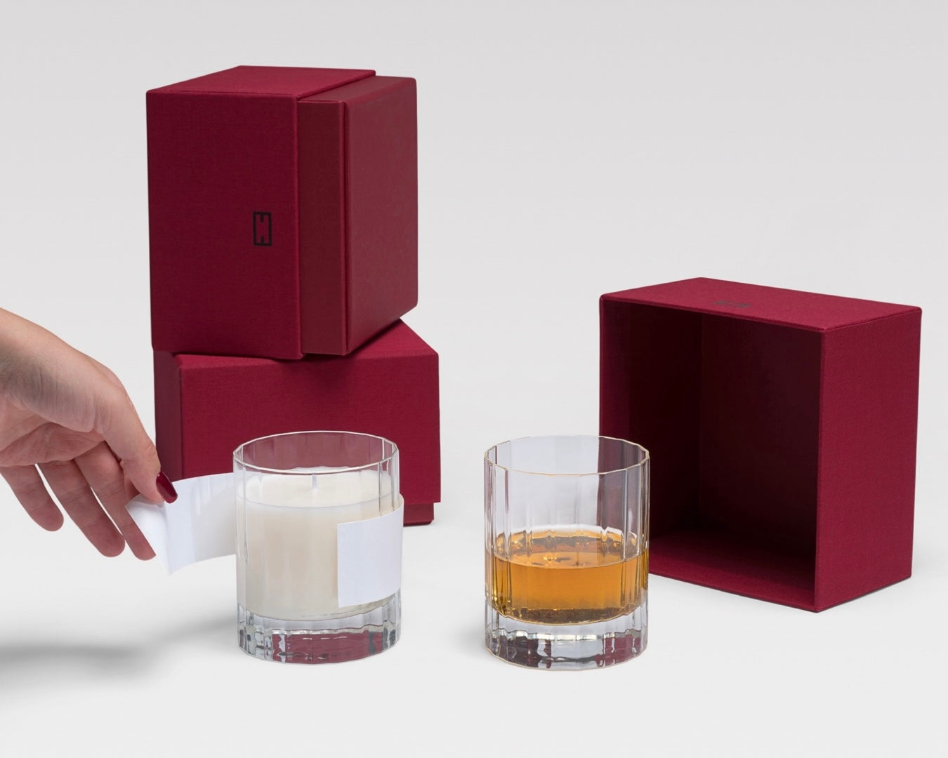 ELLESSÈNE candle vessel with removable label. Only a small adhesive section secures the label, allowing it to peel away cleanly—an intentional design for easy transformation into a refined tumbler.